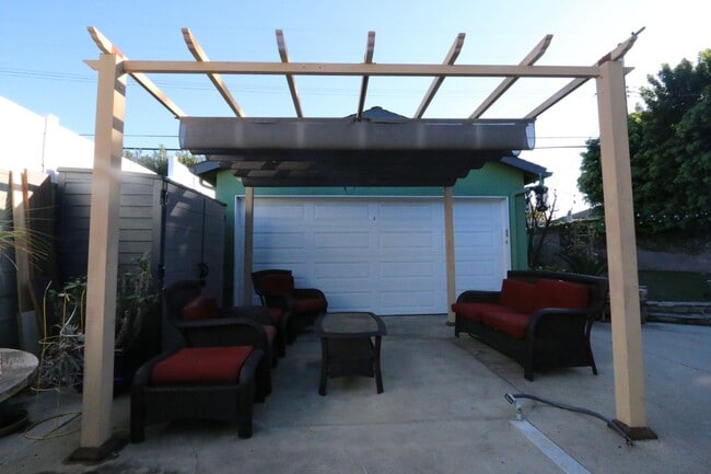 Building Photo - Comfort Meets Style in This Updated Kentwood Home