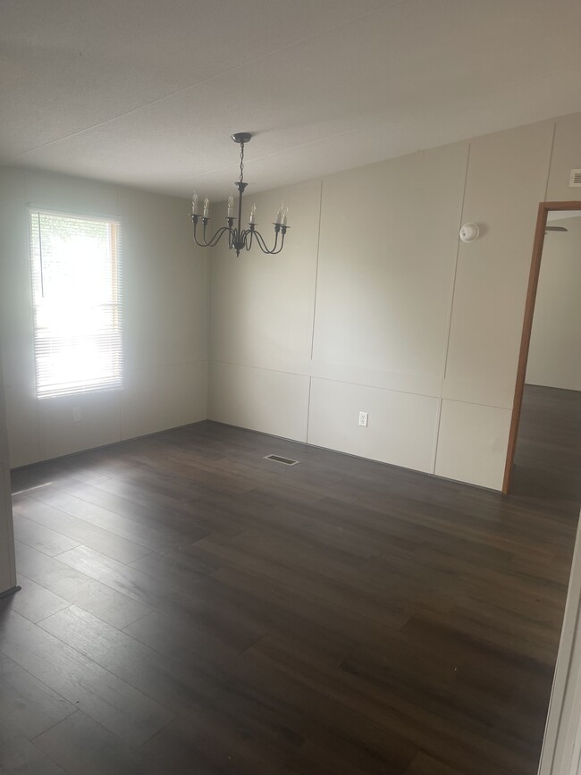 Building Photo - 350 Mockingbird Dr