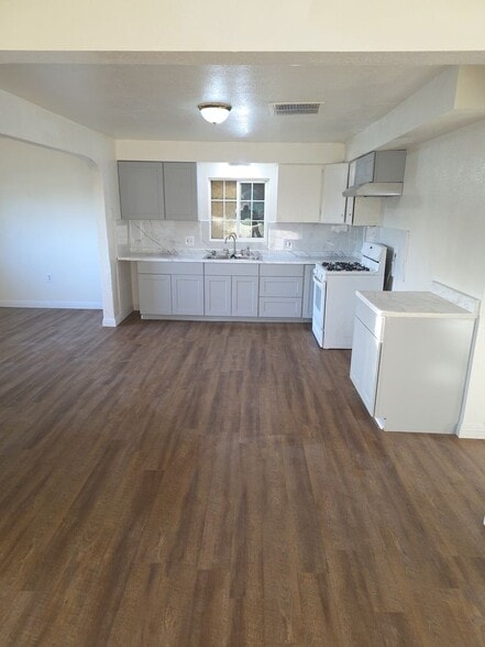 Building Photo - 9217 Beech Ave