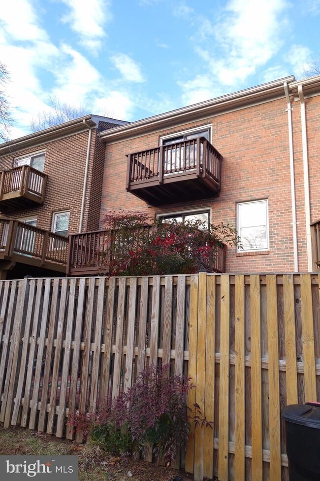 Building Photo - 5122 Cliffhaven Dr