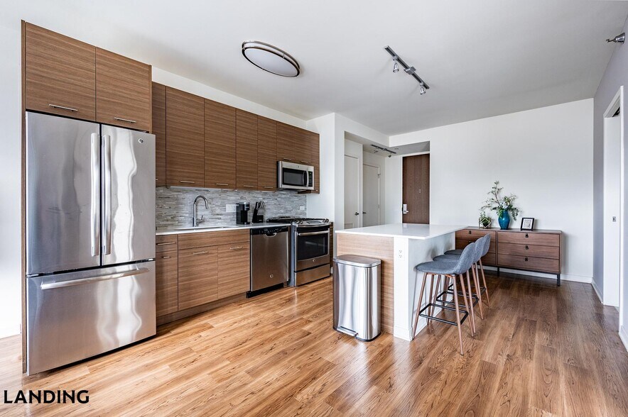 Building Photo - 347 W Chestnut St