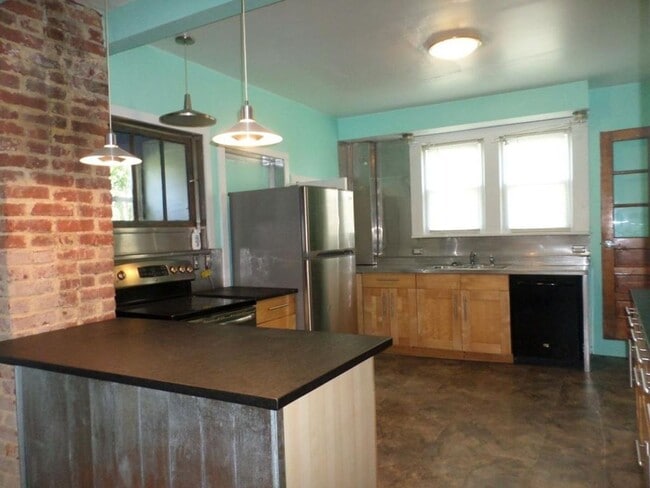 Building Photo - 1075 Cambria St NE