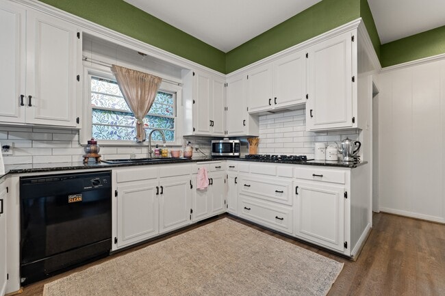 Building Photo - 2509 Wooded Acres Dr