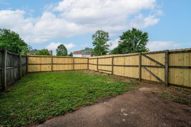 Building Photo - 2212 Cabin Hill Rd