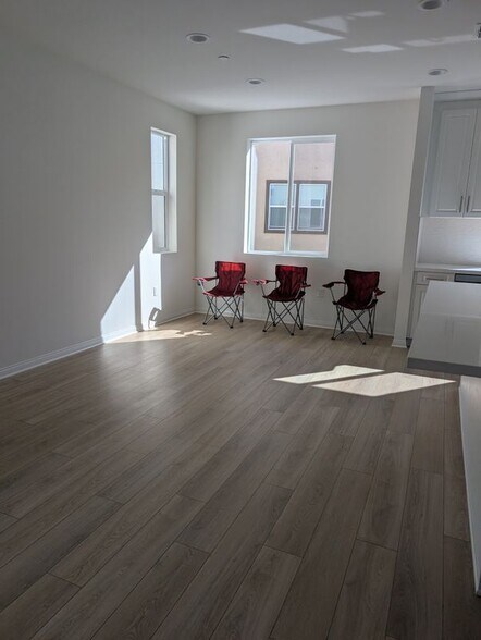 Building Photo - 2430 E Lincoln Ave