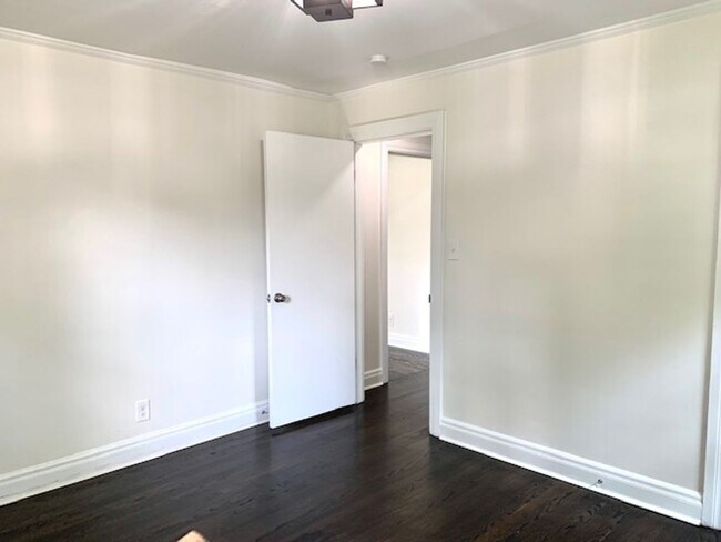 Building Photo - 4 Bedroom, 3 Bath Home w/  1 Car Garage