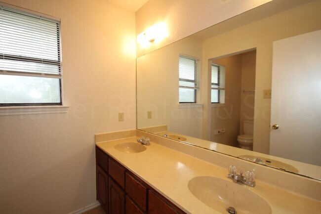 Building Photo - 1112 Goodhue Dr
