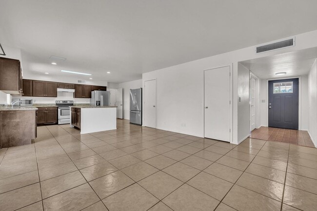 Building Photo - 5 Bed, 3 Bath, Pebble Tec Pool, Granite Counters Huge Kitchen Island