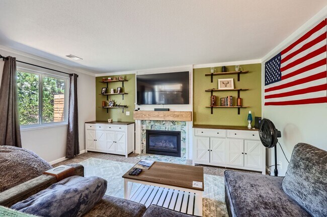 Building Photo - Evolve Real Estate: Fantastic Home with Large Yard Available for Move in on August 2nd