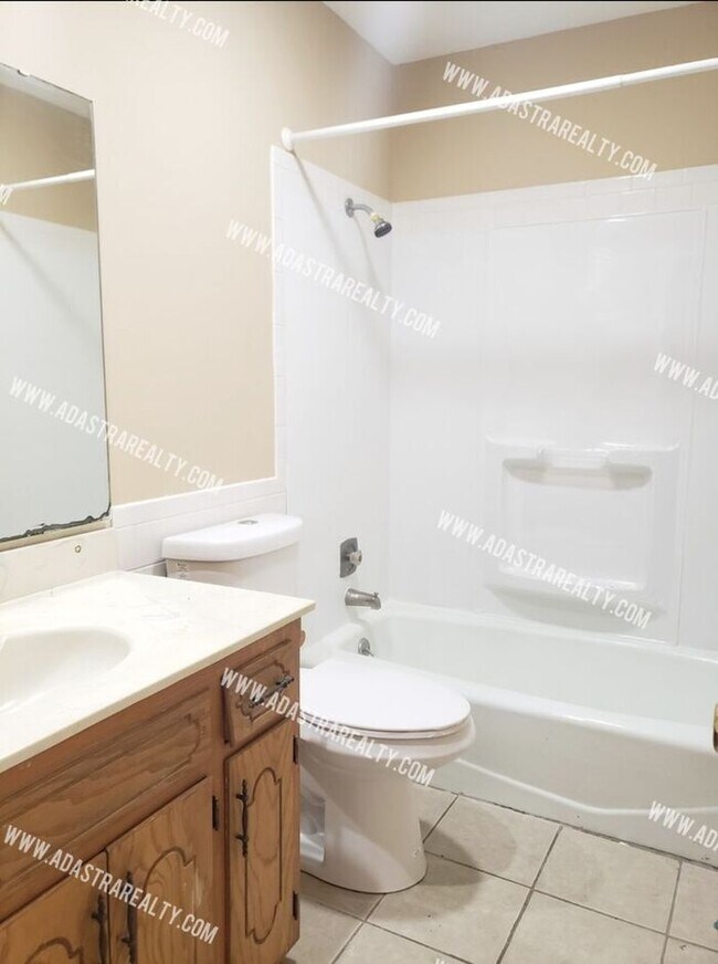 Building Photo - 3 Bedroom Duplex in Olathe North District-Available in AUGUST!!