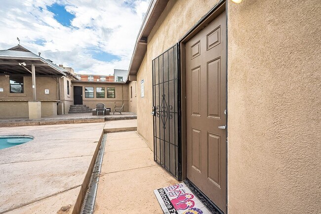 Building Photo - 928 E 6th St