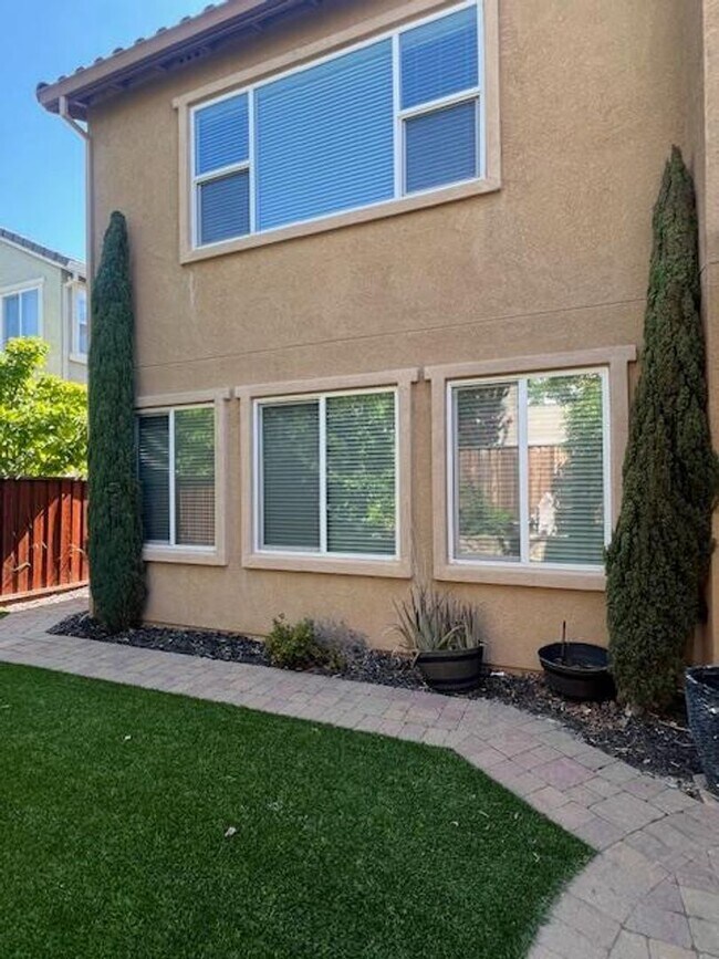 Building Photo - STUNNING & SPACIOUS 4 BEDROOM IN W. ROSEVI...