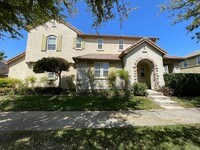 Building Photo - Recently Refreshed 3 bedroom, 2.5 bath Nat...