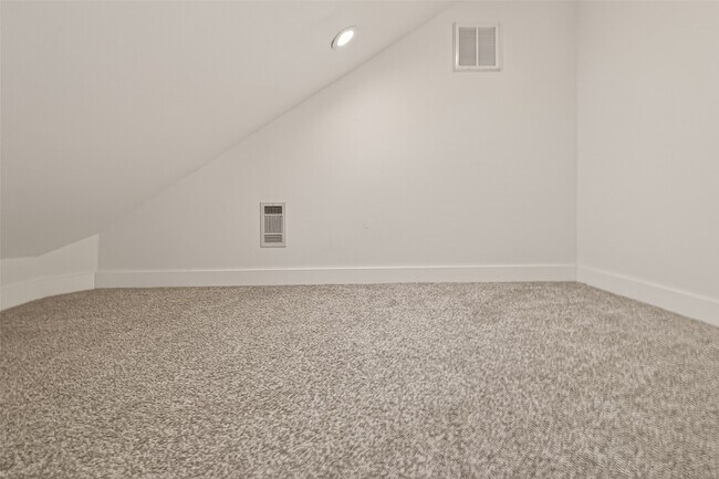 Building Photo - 717 W 30th St