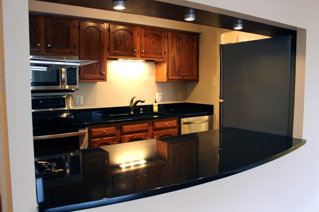 Building Photo - 1301 N Courthouse Rd