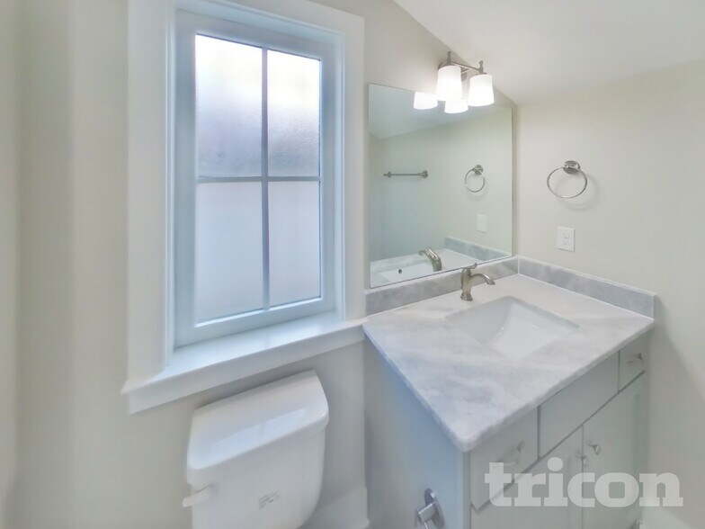 Building Photo - 1242 Hillwood Private Cove