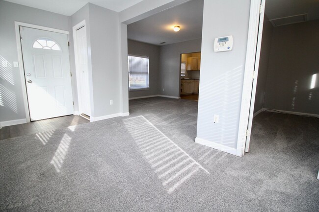 Building Photo - 3 bedroom 1 bathroom ranch with fenced bac...