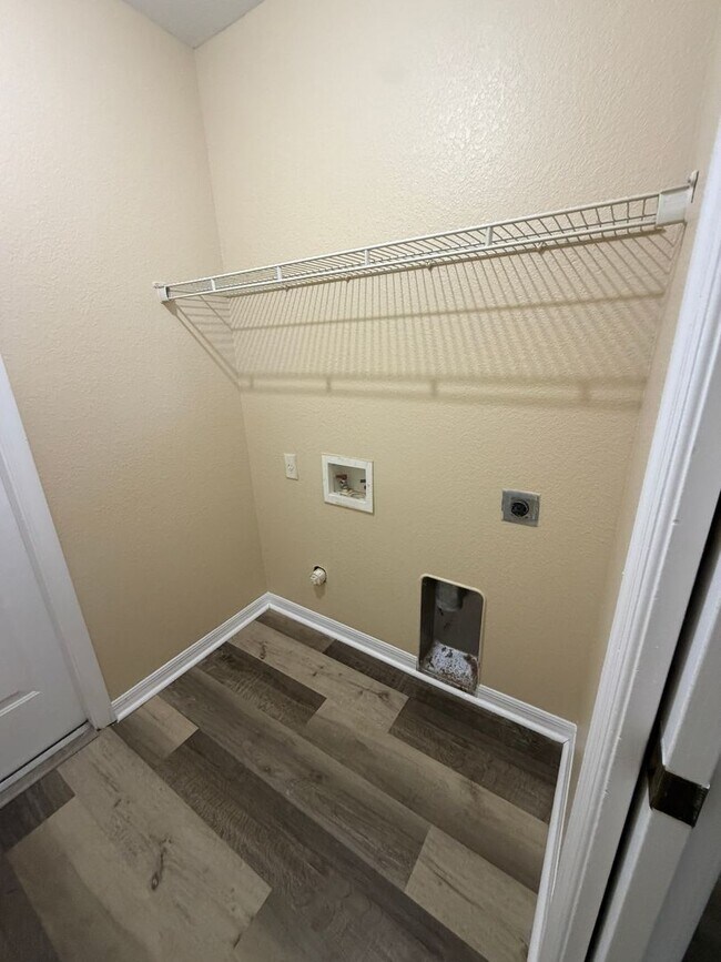 Building Photo - 3 Bedroom 2 bathroom 2 car garage home for rent in Cape Coral FL!
