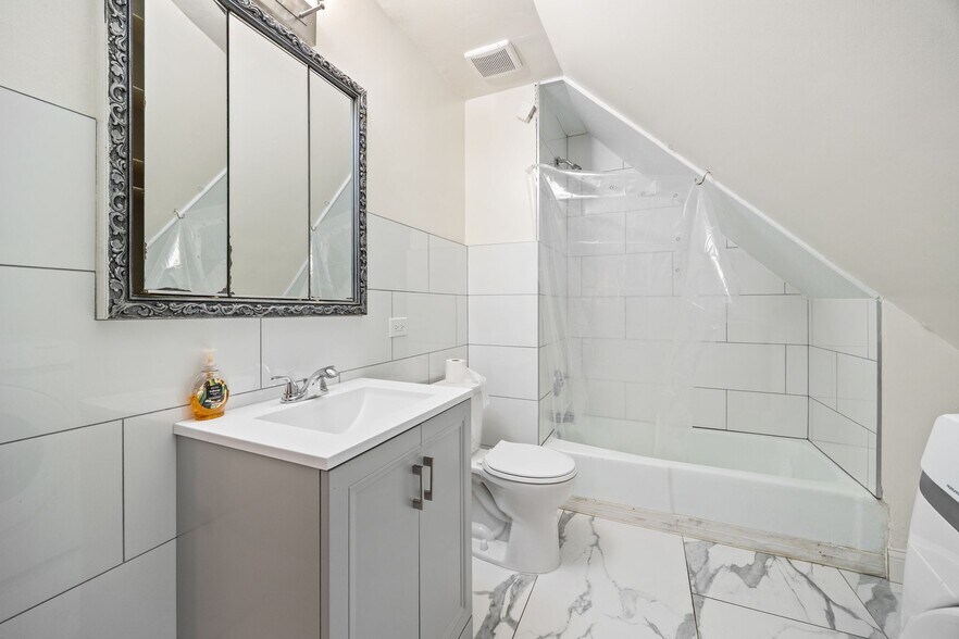 Building Photo - 1015 Garnett Pl