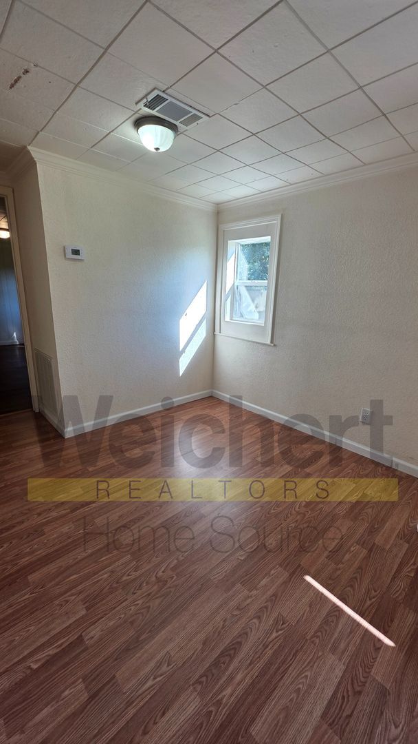 Building Photo - Cozy 1-Bedroom Near Downtown