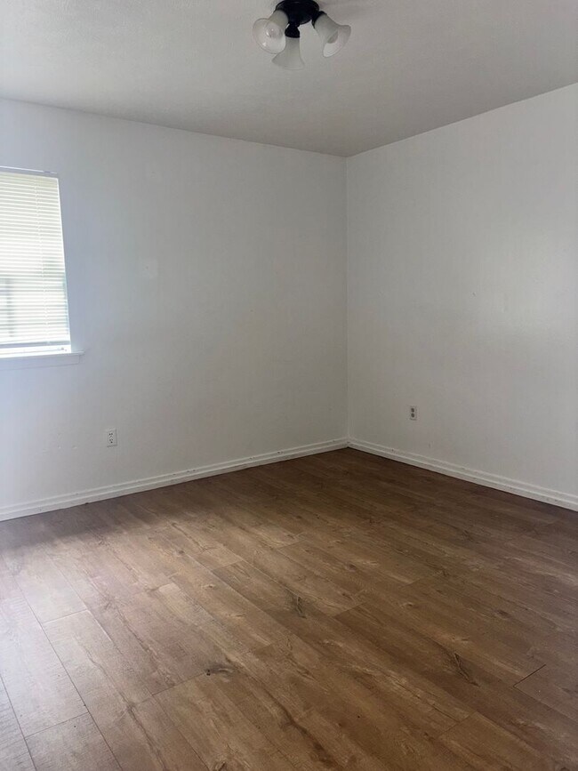 Building Photo - 6560 Lake Forest Dr