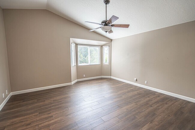 Building Photo - COMING SOON! 4 Bedroom Home for Rent in Santa Clarita!