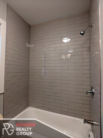 Building Photo - 711 W Brompton Ave