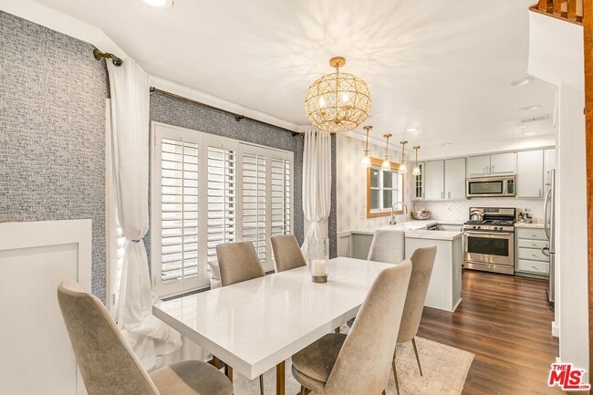 Building Photo - 14050 Magnolia Blvd