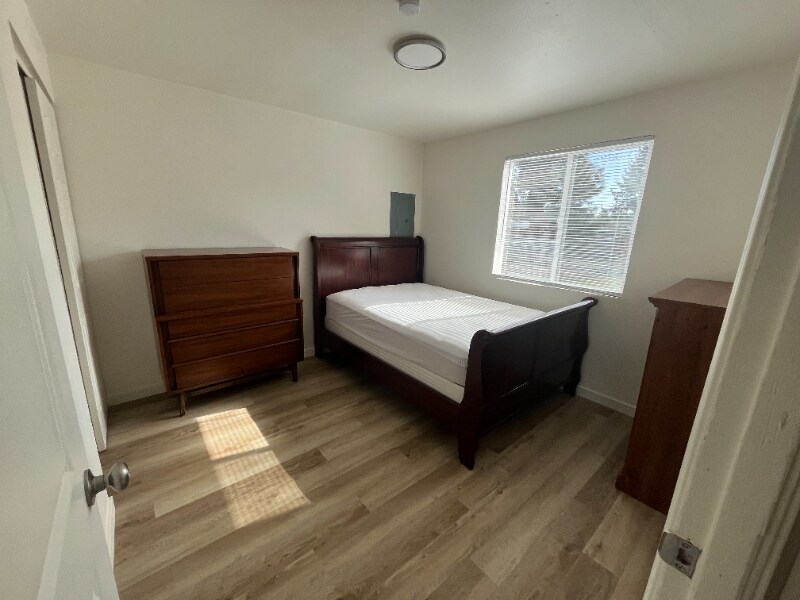 Building Photo - 1130 E 51st St