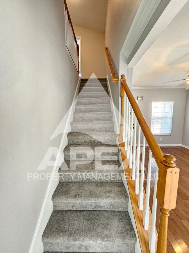 Building Photo - Stunning 3 Bd/2Ba Condo in North Knox clos...