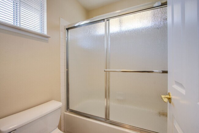 Building Photo - Beautiful 3Bed/3Bath cul-de-sac home located  in The Lakes Community with a sparkling pool and spa!