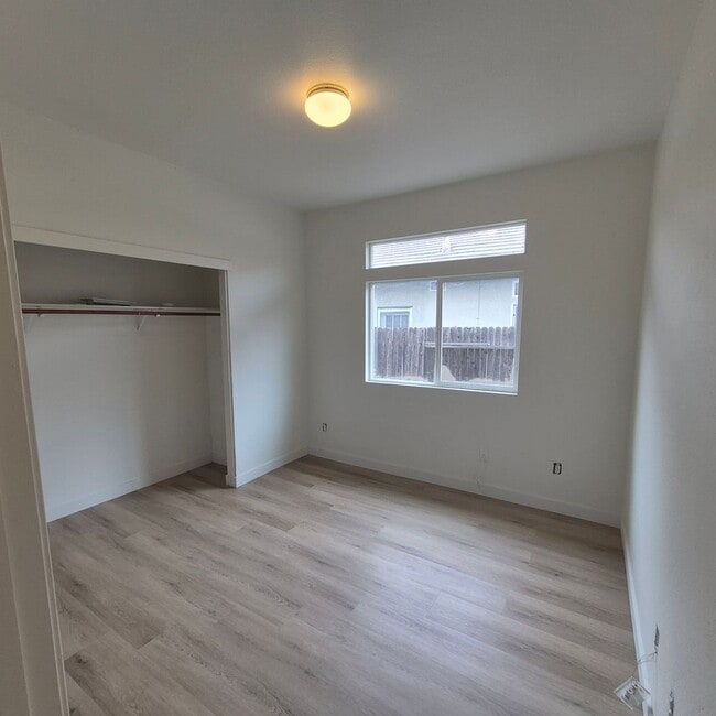 Building Photo - Single story Elk Grove home, 4 bedrooms, 2 baths; nice floor plan