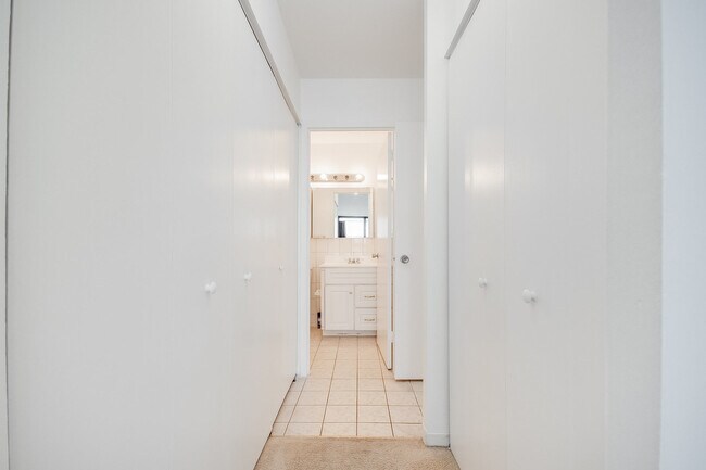Building Photo - 1540 N La Salle Dr