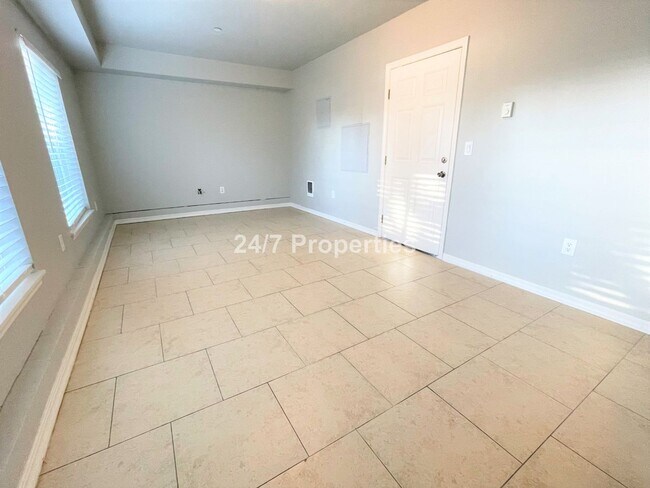 Building Photo - Spacious and Modern 3-Story Townhome - Mol...