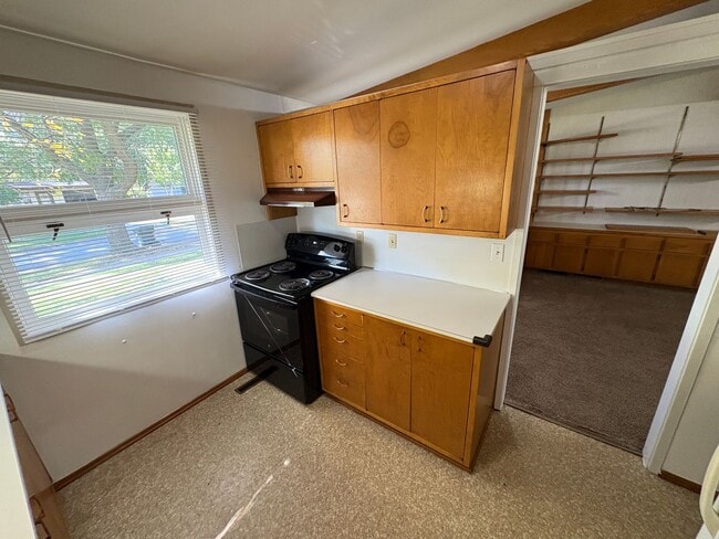 Building Photo - Spacious 3-Bedroom 1-Bath First-Floor Unit...