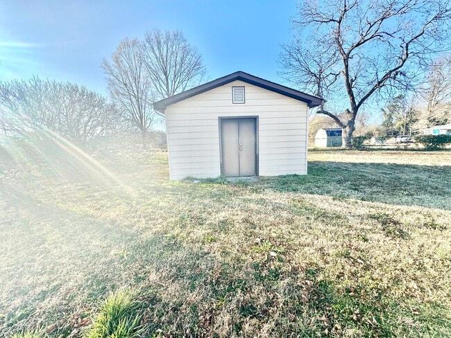 Building Photo - 243 Love St