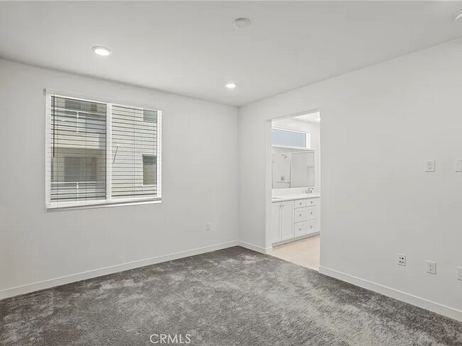 Building Photo - Comfortable Living in a Desirable Area