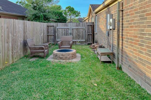 Building Photo - 1809 Village Ct Ln
