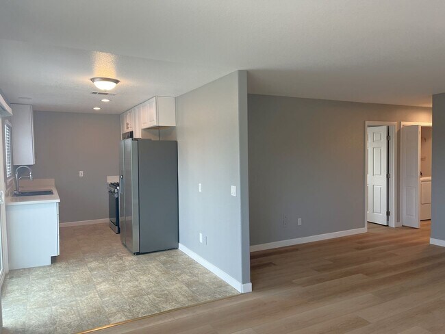 Building Photo - Beautifully Renovated Upstairs unit w/View...