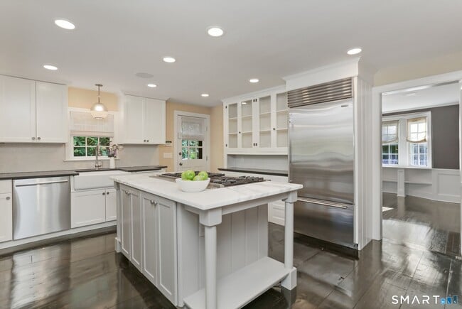 Building Photo - 890 Silvermine Rd