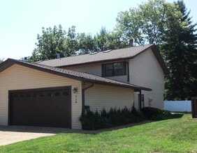 Building Photo - 2 Bedroom 1.5 Bath Townhouse with Fireplac...