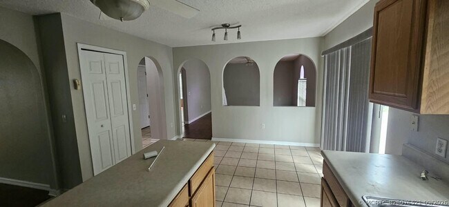 Building Photo - 523 Stonewall Ave