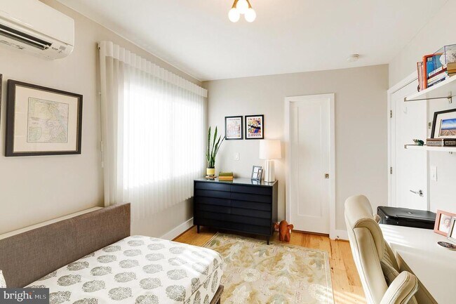 Building Photo - 1514 Newton St NW