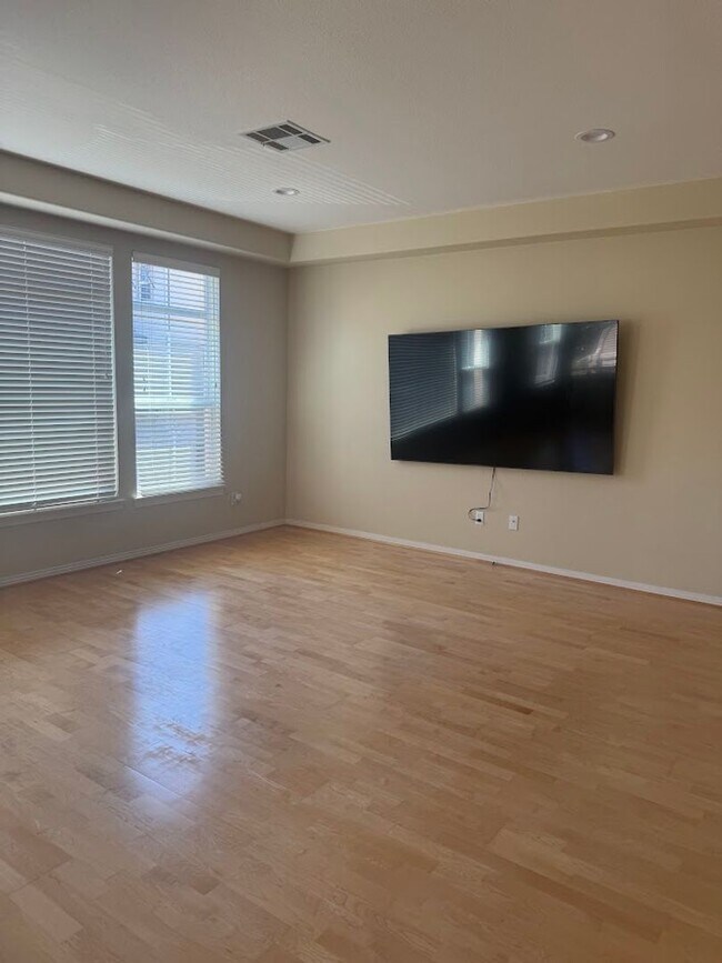 Building Photo - 2889 Plaza del Amo