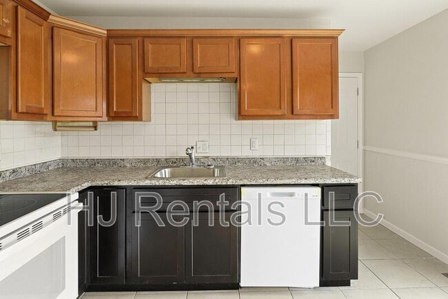 Building Photo - 650 Sherwood Dr