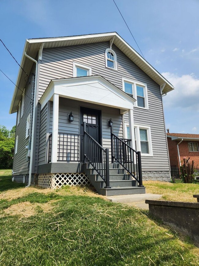 Building Photo - 3 Bed/2 Bath House Located in Suncrest Lawncare included - Available NOW