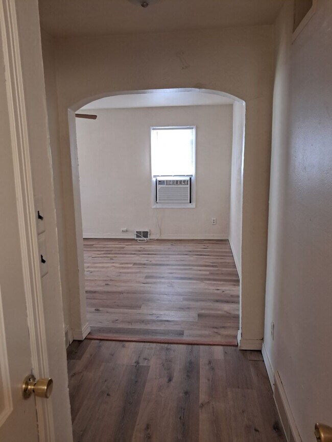 Building Photo - 523 S Adella St