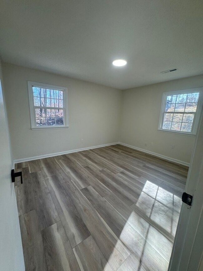 Building Photo - ****** HALF OFF FIRST FULL MONTH OF RENT!! ******