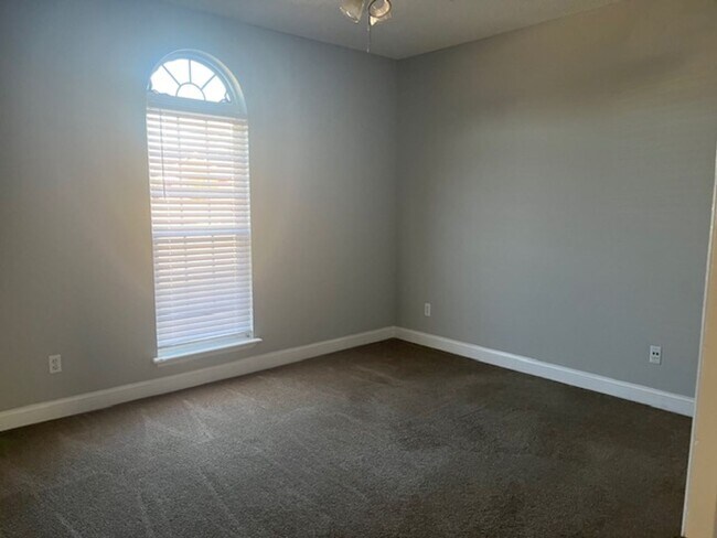 Building Photo - 112 Huntingdon Dr