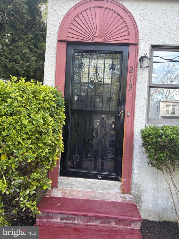 Building Photo - 213 Vernon St